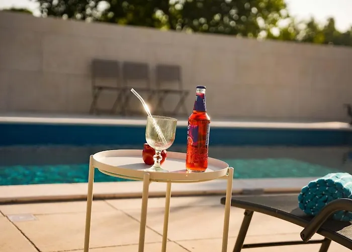 فيلة Adela Zitnic