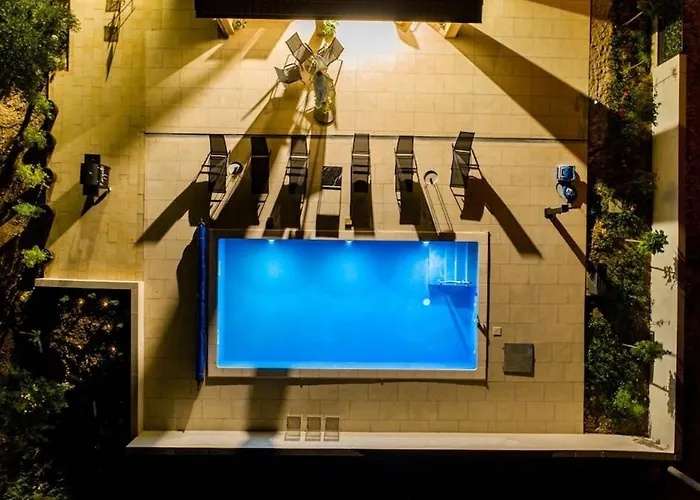 فيلة Adela Zitnic